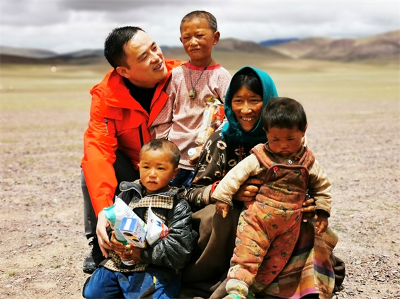 西藏阿里无人区送温暖.jpg